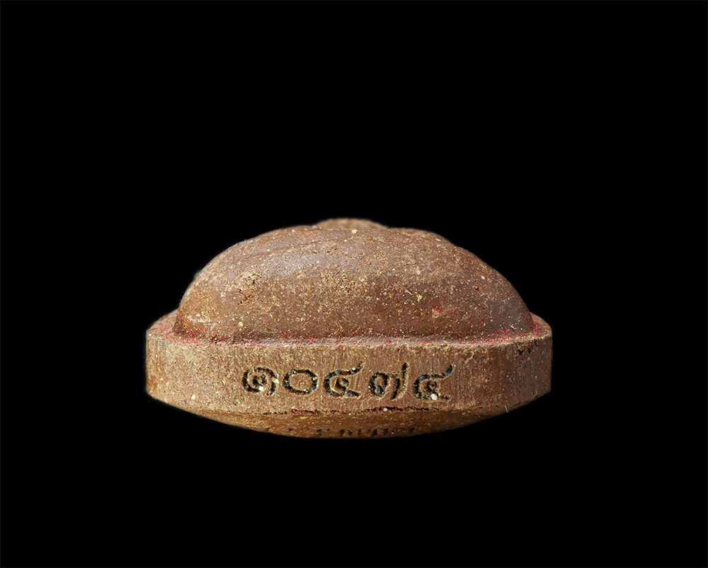 18Feb25 (58)cp.jpg - พระปิดตาผงเศรษฐีล่ำซำ หลวงปู่สอ ขันติโก อายุ 113 ปี พ.ศ.2561 วัดโพธิ์ศรี อ.ท่าอุเทน จ.นครพนม เนื้อผงพุทธคุณ ผงว่าน สีน้ำตาล หมายเลข ๑๐๔๗๔ | https://kamulet.in.th